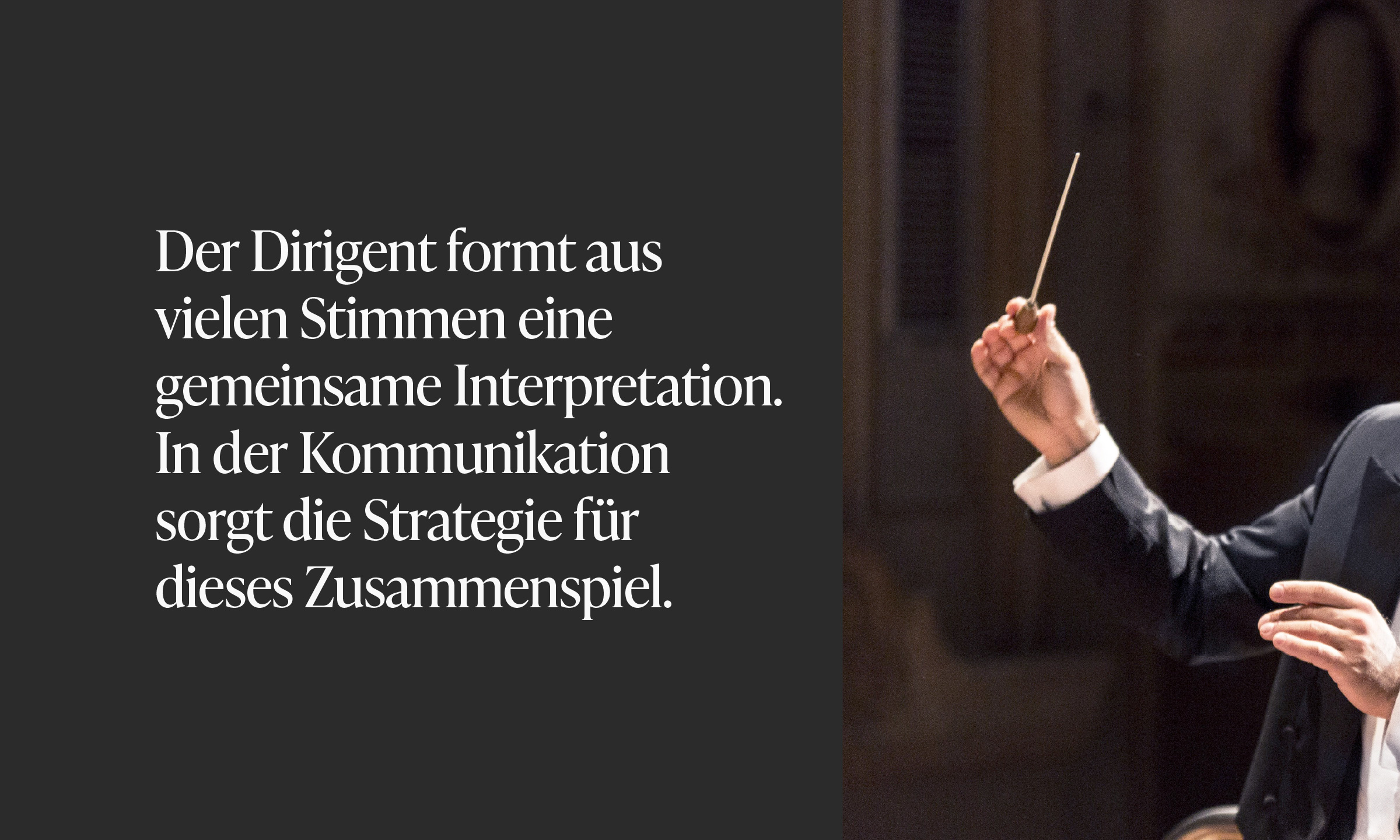 Dirigent führt ein Orchester mit Taktstock – Metapher für Strategie in Marketing und Kommunikation