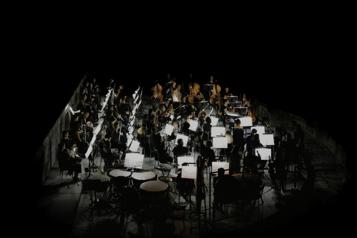 Sinfonieorchester mit verschiedenen Instrumentengruppen auf der Bühne